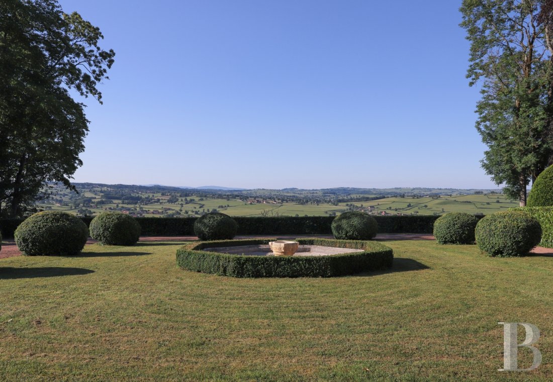 An aerial chateau embodying the spirit of the 1900s in the Charolais-Brionnais region - photo  n°3