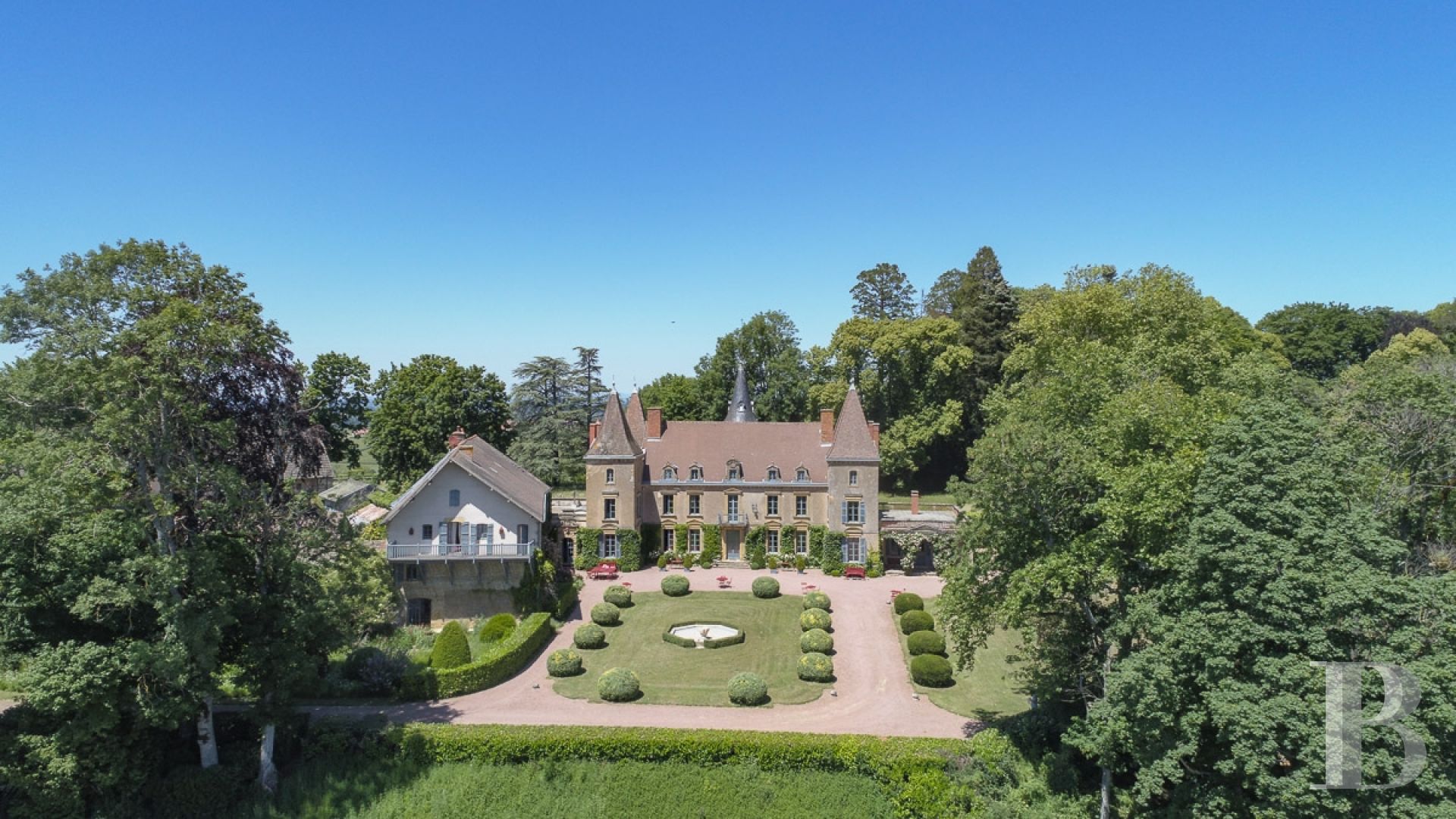 An aerial chateau embodying the spirit of the 1900s in the Charolais-Brionnais region - photo  n°1