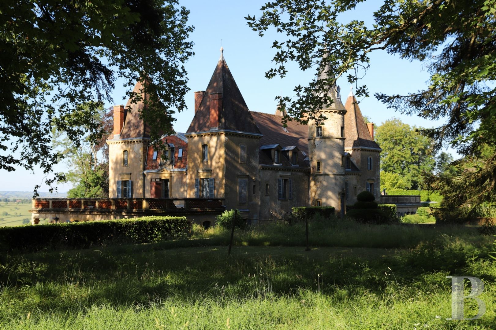 An aerial chateau embodying the spirit of the 1900s in the Charolais-Brionnais region - photo  n°4
