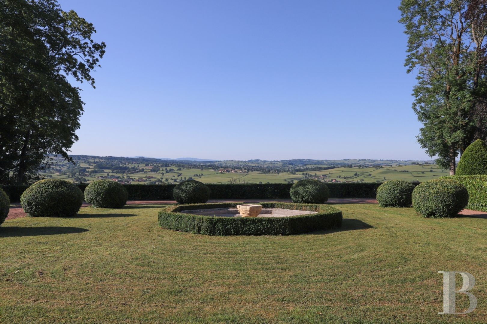 An aerial chateau embodying the spirit of the 1900s in the Charolais-Brionnais region - photo  n°3