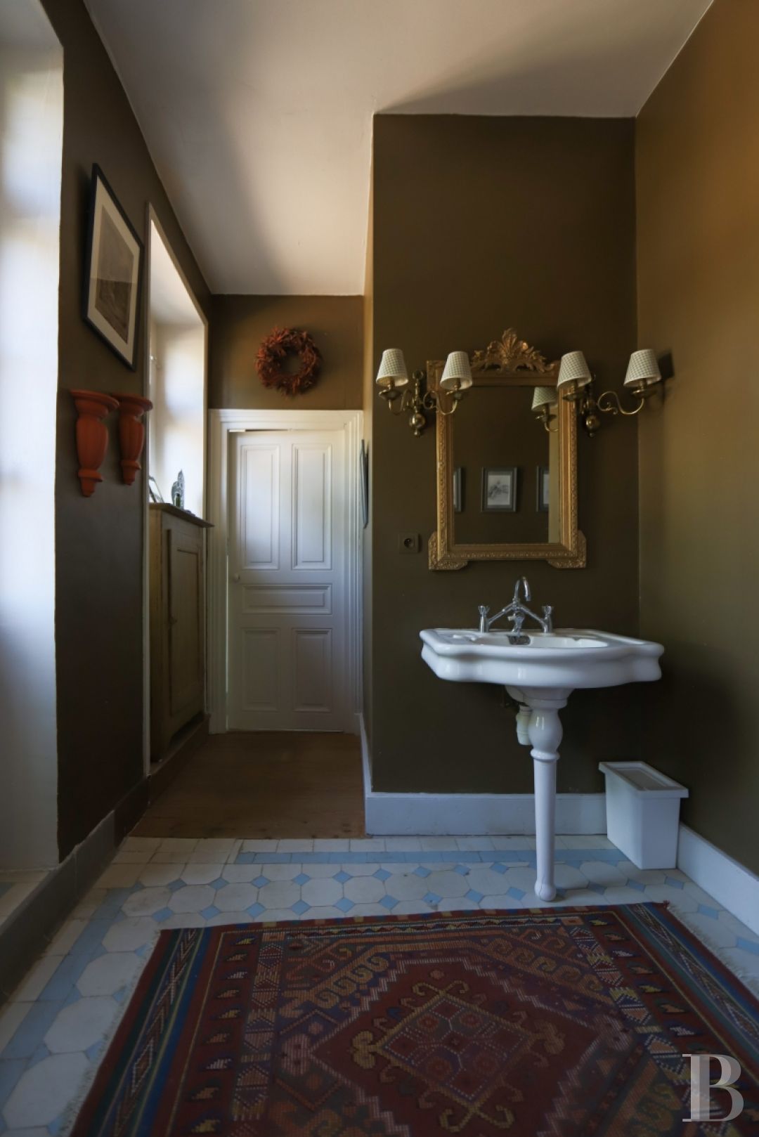 An aerial chateau embodying the spirit of the 1900s in the Charolais-Brionnais region - photo  n°21