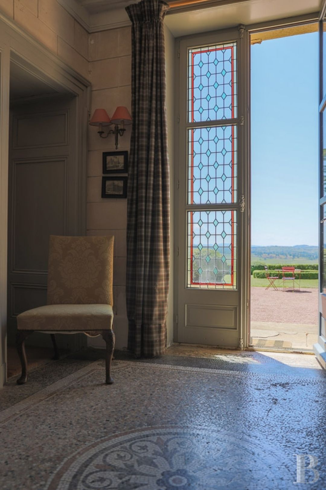 An aerial chateau embodying the spirit of the 1900s in the Charolais-Brionnais region - photo  n°10