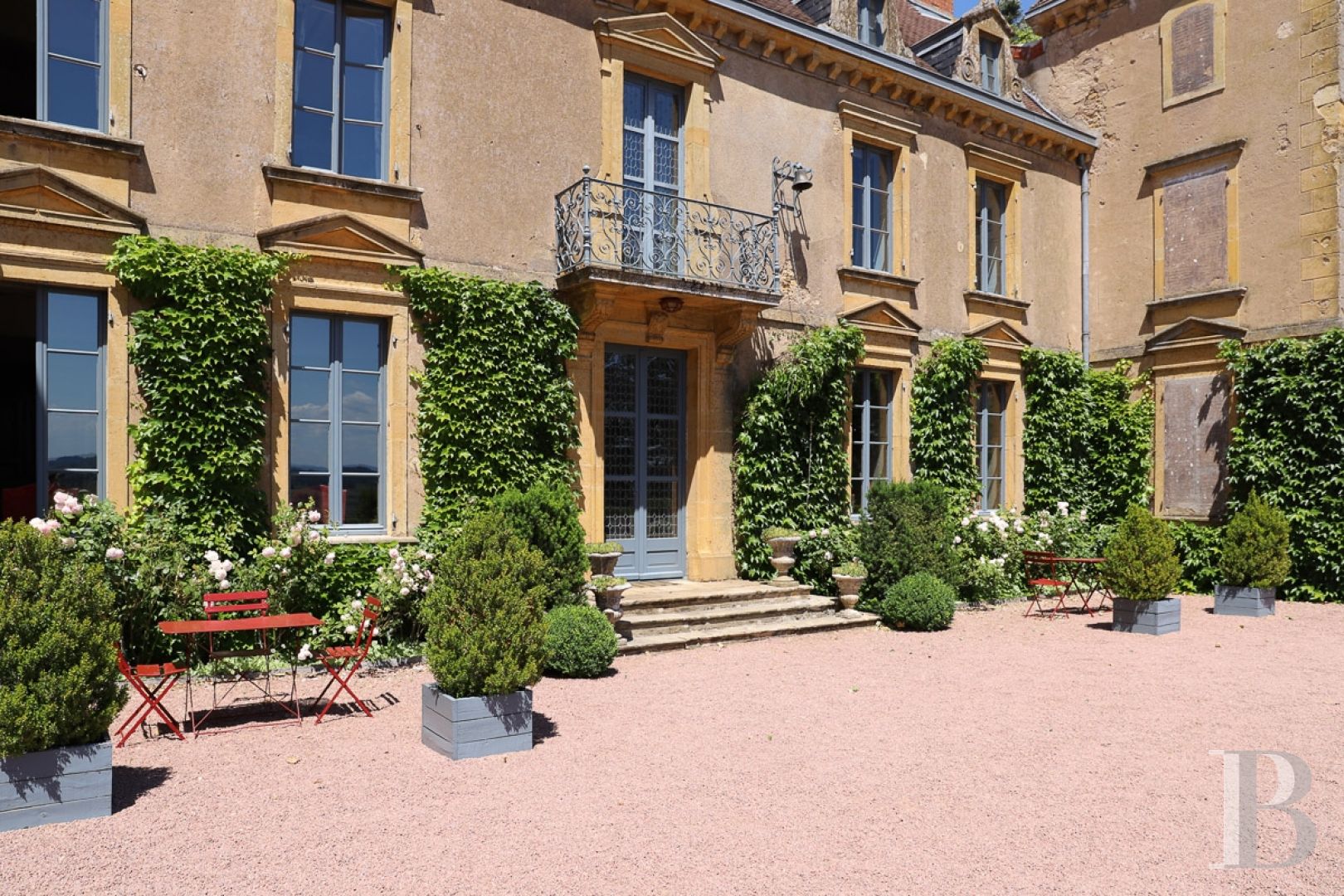 An aerial chateau embodying the spirit of the 1900s in the Charolais-Brionnais region - photo  n°7