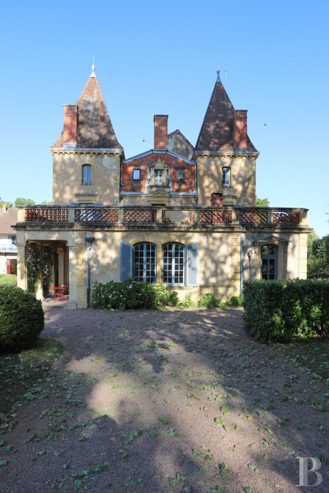 An aerial chateau embodying the spirit of the 1900s in the Charolais-Brionnais region - photo  n°5