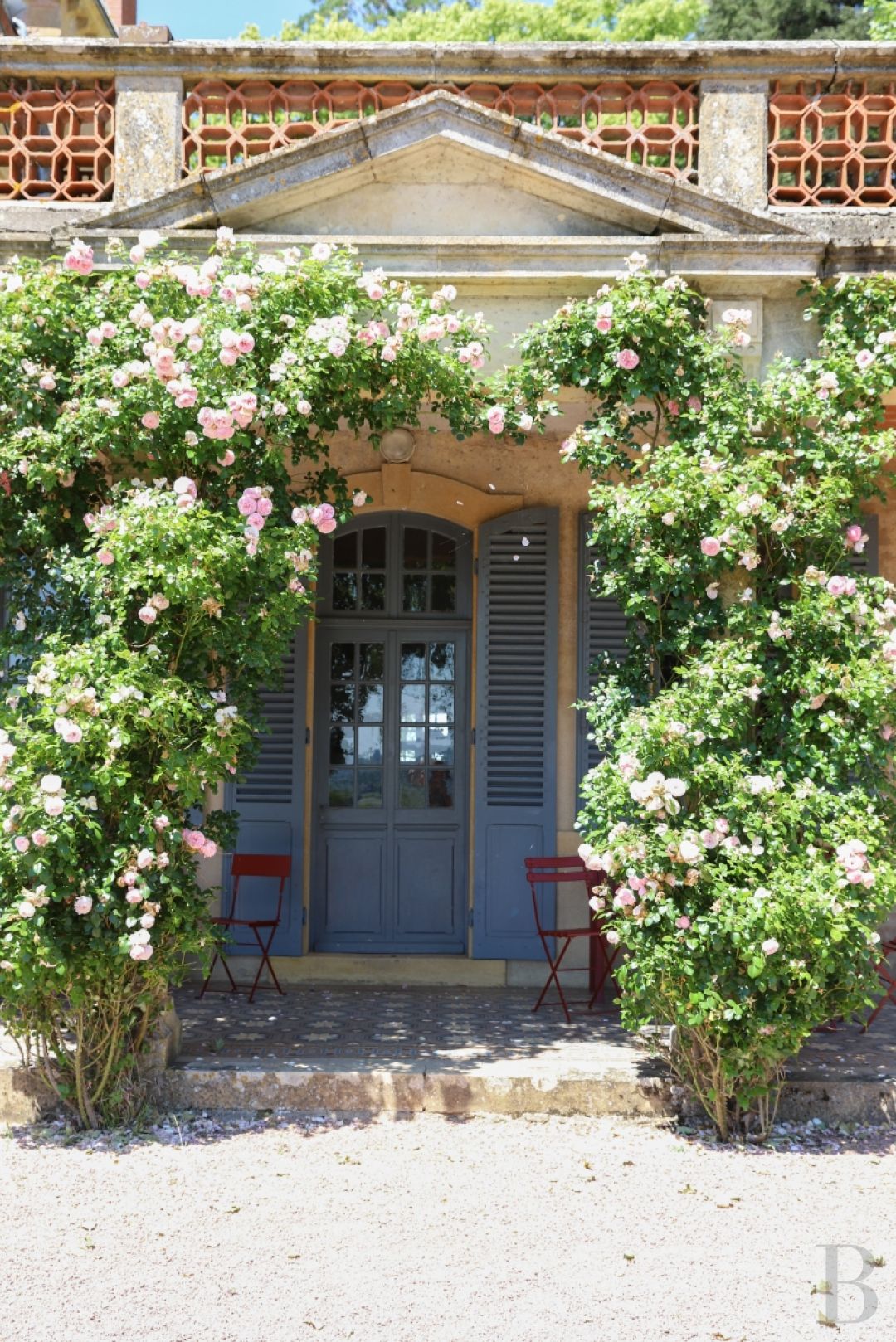 An aerial chateau embodying the spirit of the 1900s in the Charolais-Brionnais region - photo  n°6