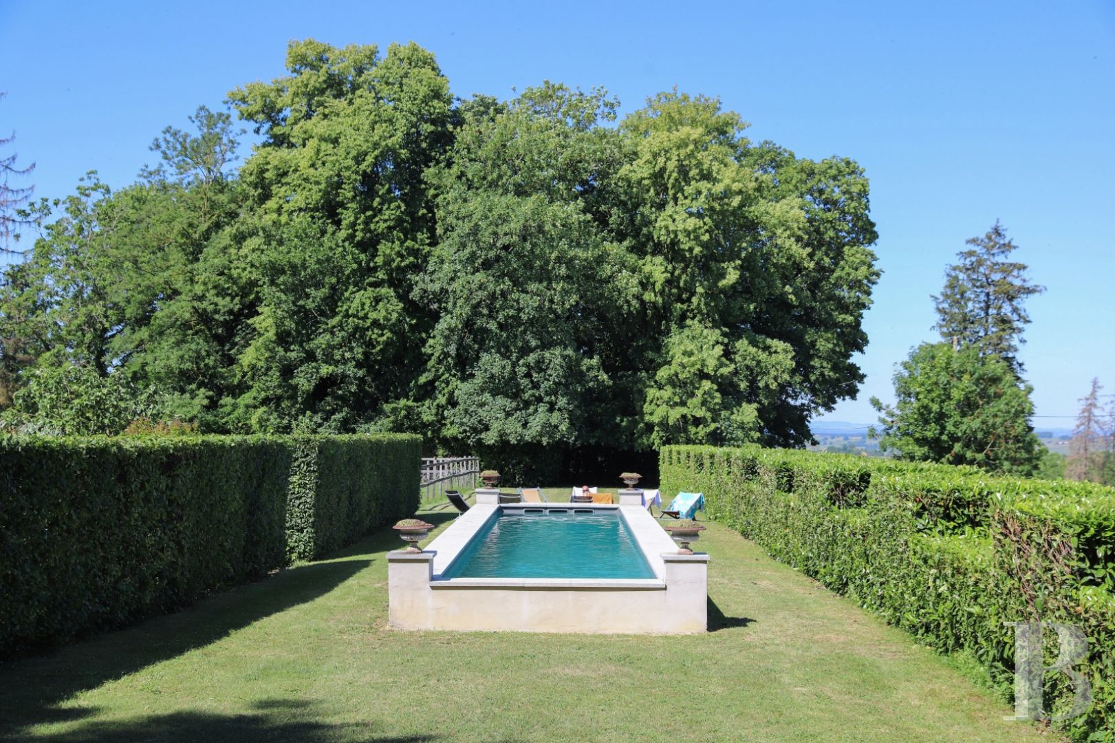 An aerial chateau embodying the spirit of the 1900s in the Charolais-Brionnais region - photo  n°2