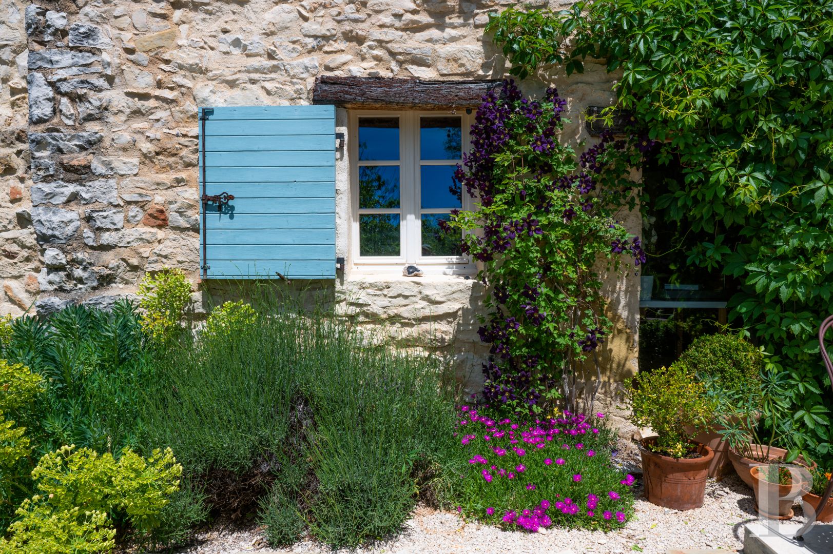 Entre Sisteron et Forcalquier, dans les Alpes de Haute-Provence, une ancienne bergerie provençale en pleine nature - photo  n°3