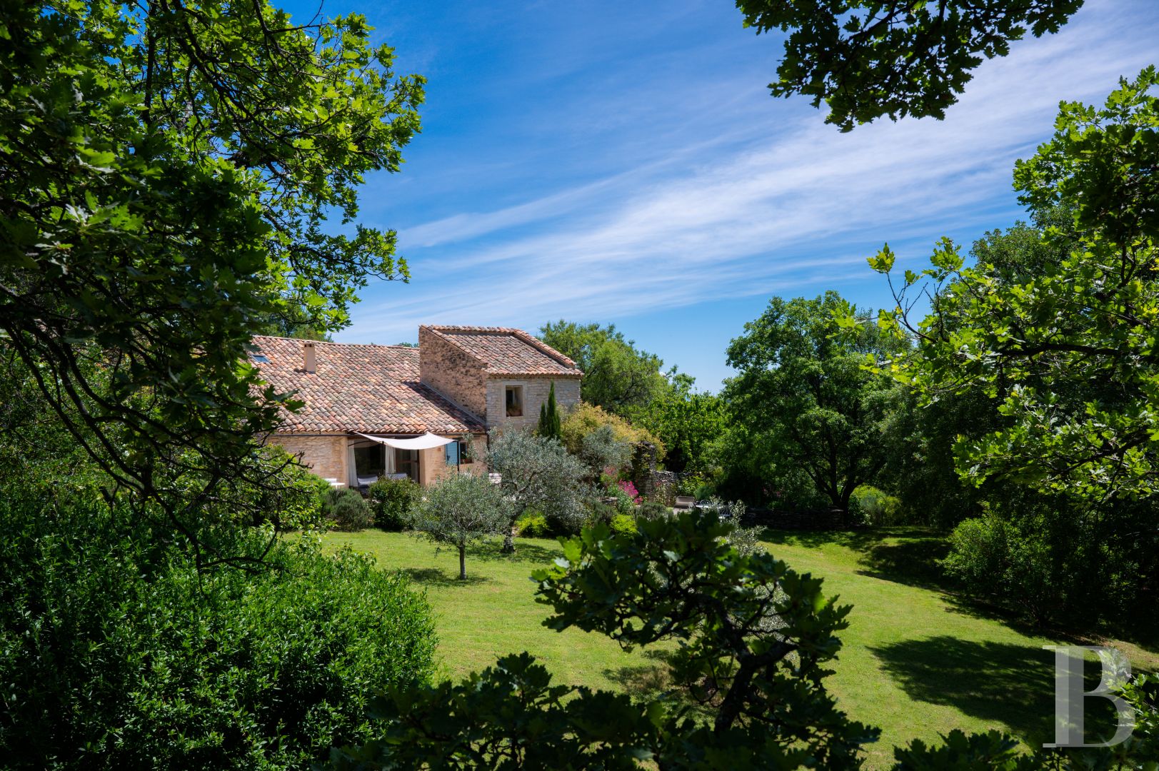 Entre Sisteron et Forcalquier, dans les Alpes de Haute-Provence, une ancienne bergerie provençale en pleine nature - photo  n°1