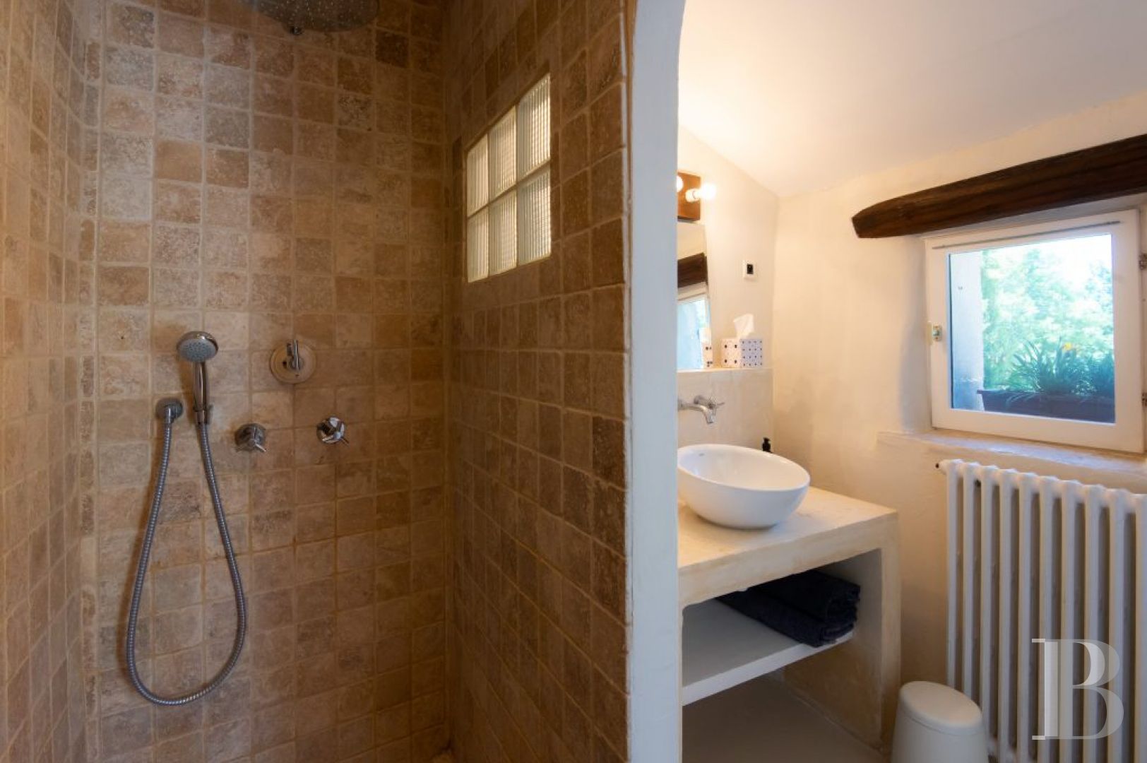 Entre Sisteron et Forcalquier, dans les Alpes de Haute-Provence, une ancienne bergerie provençale en pleine nature - photo  n°12