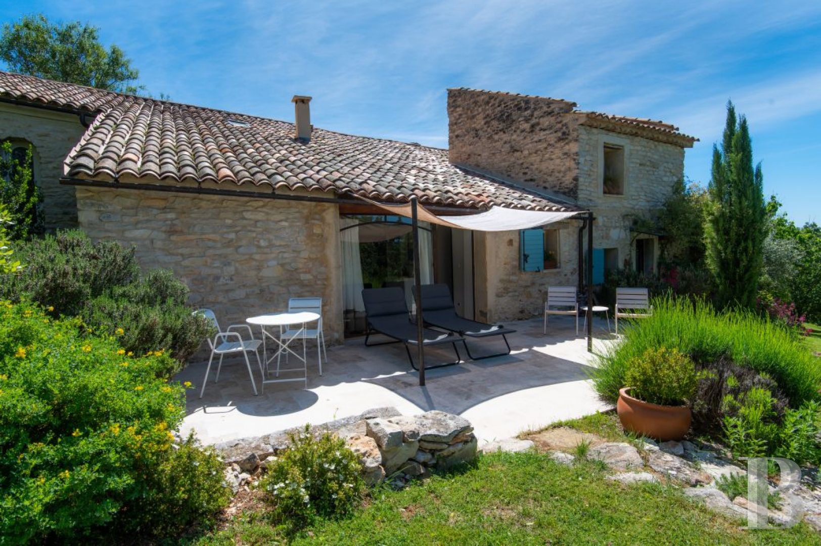 Entre Sisteron et Forcalquier, dans les Alpes de Haute-Provence, une ancienne bergerie provençale en pleine nature - photo  n°7