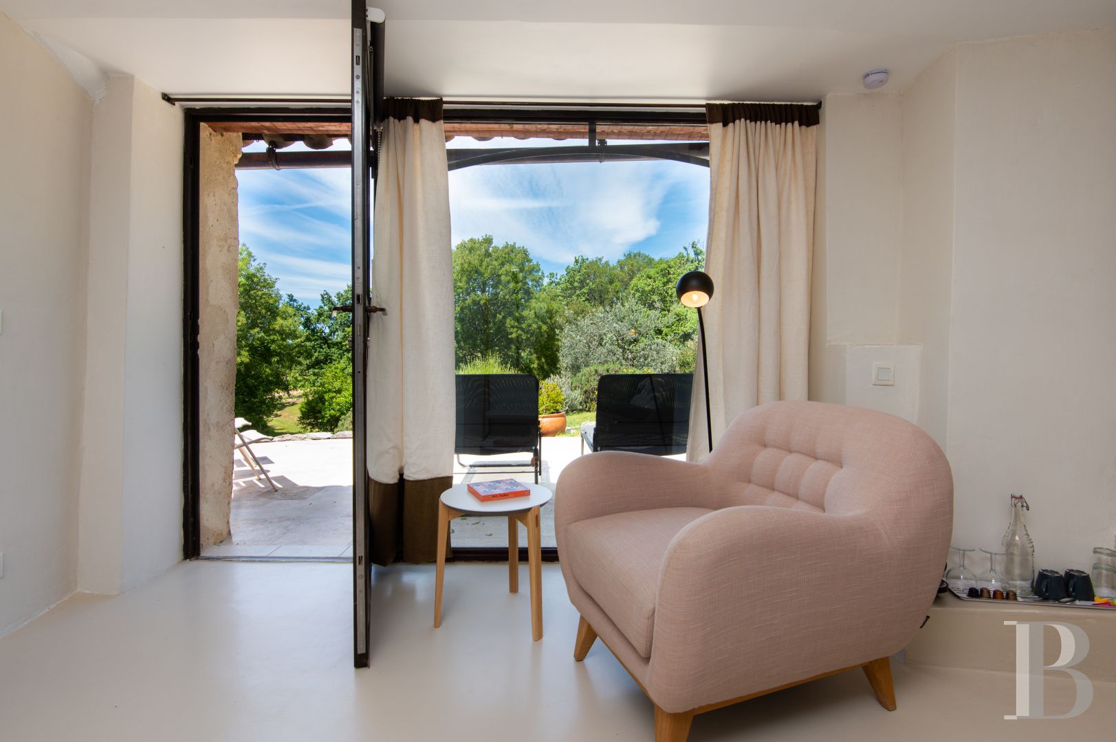 Entre Sisteron et Forcalquier, dans les Alpes de Haute-Provence, une ancienne bergerie provençale en pleine nature - photo  n°18