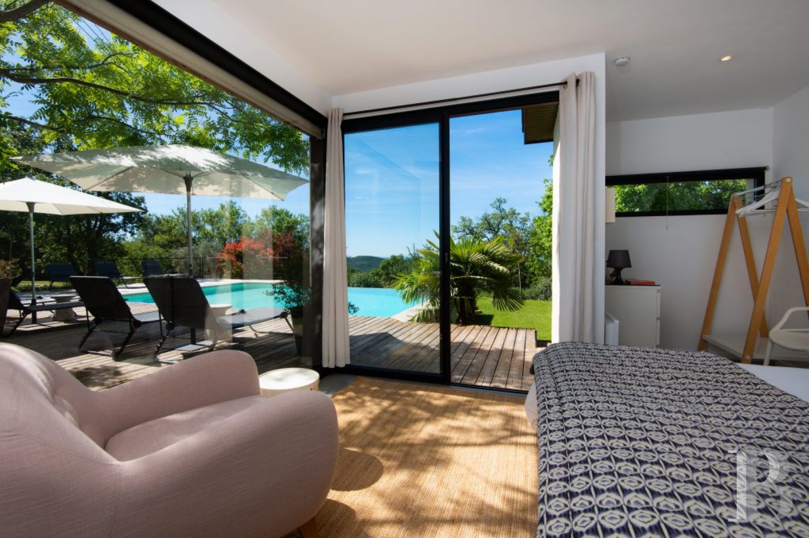 Entre Sisteron et Forcalquier, dans les Alpes de Haute-Provence, une ancienne bergerie provençale en pleine nature - photo  n°17