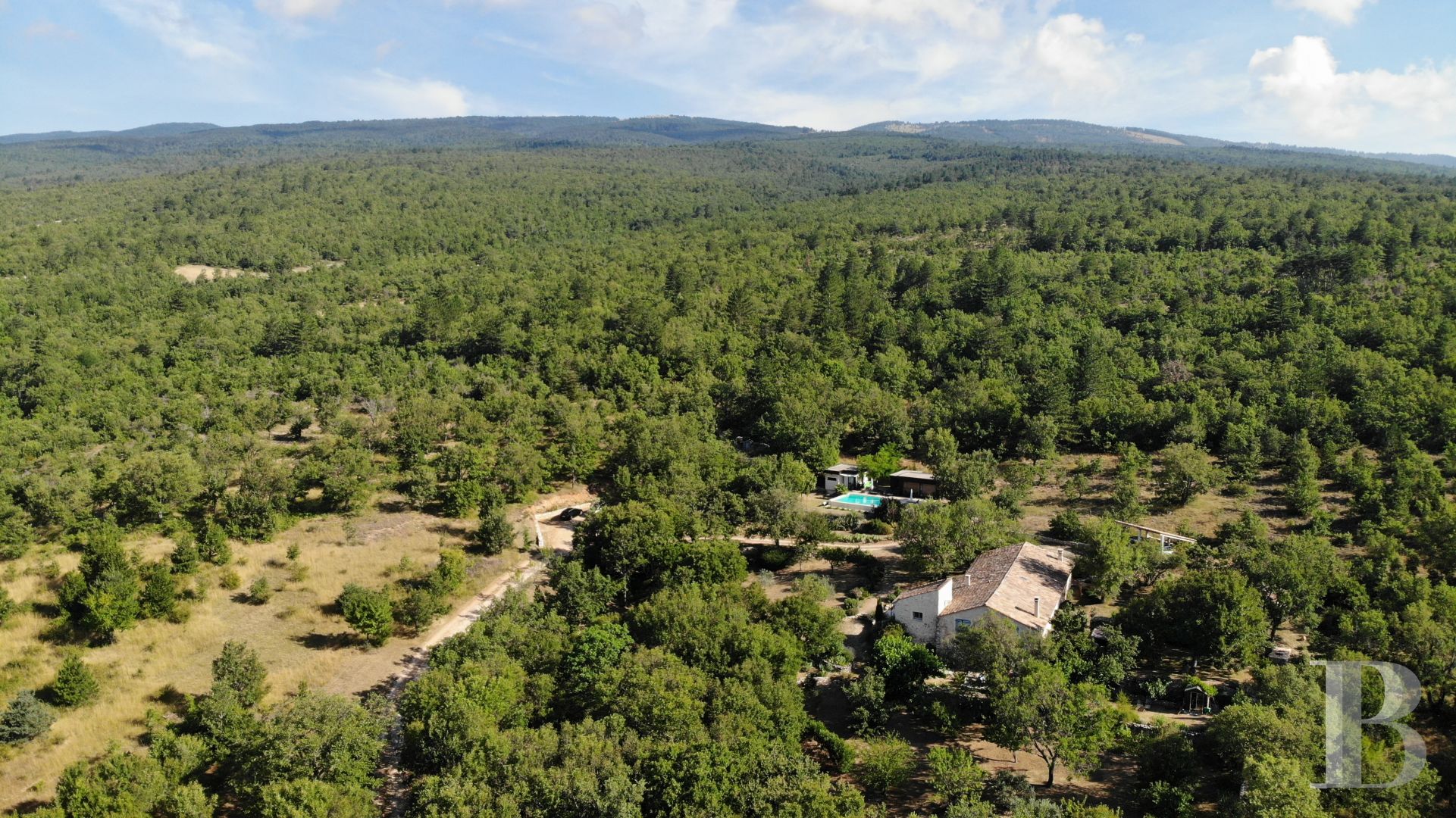 Entre Sisteron et Forcalquier, dans les Alpes de Haute-Provence, une ancienne bergerie provençale en pleine nature - photo  n°4