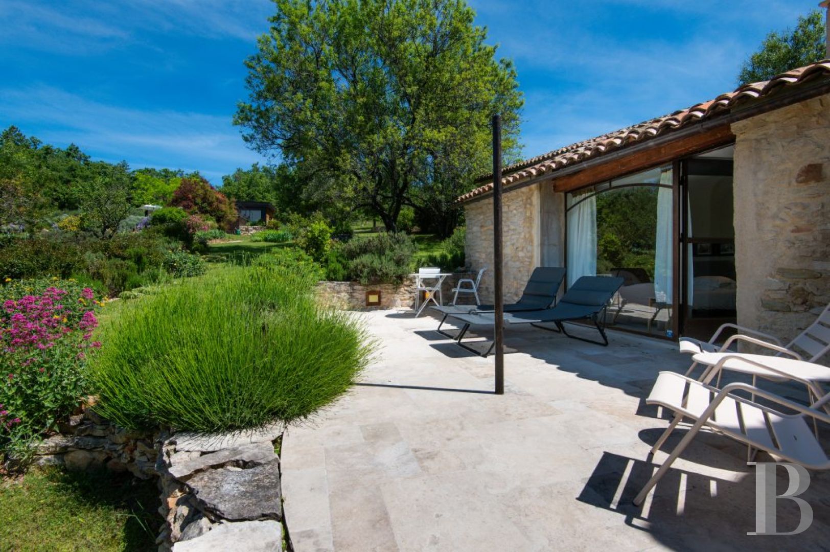 Entre Sisteron et Forcalquier, dans les Alpes de Haute-Provence, une ancienne bergerie provençale en pleine nature - photo  n°10