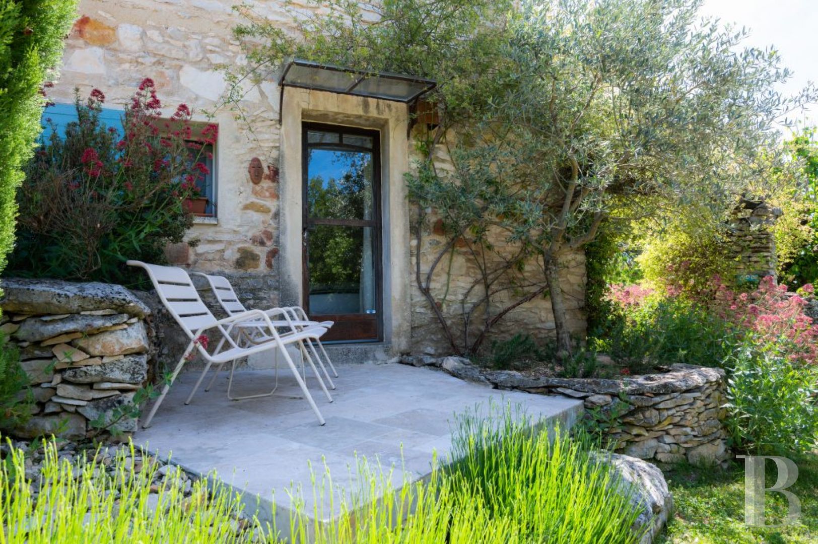 Entre Sisteron et Forcalquier, dans les Alpes de Haute-Provence, une ancienne bergerie provençale en pleine nature - photo  n°21