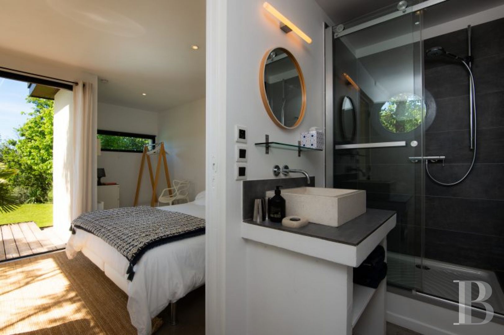 Entre Sisteron et Forcalquier, dans les Alpes de Haute-Provence, une ancienne bergerie provençale en pleine nature - photo  n°15