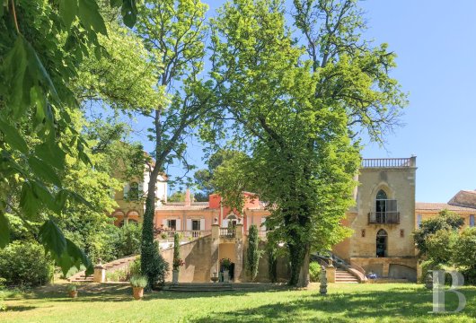 paca - Au pied de la montagne du Lubéron, une spectaculaire demeure des 16ème,  18ème et 20ème siècles et son corps de ferme, dans un théâtre de verdure de 6,5 ha