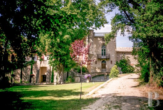 provence-cote-dazur - An estate made up of an eclectic 20th-century residence and a 16th-century farm building, at the foot of the Luberon mountains, in 10 -hectare grounds