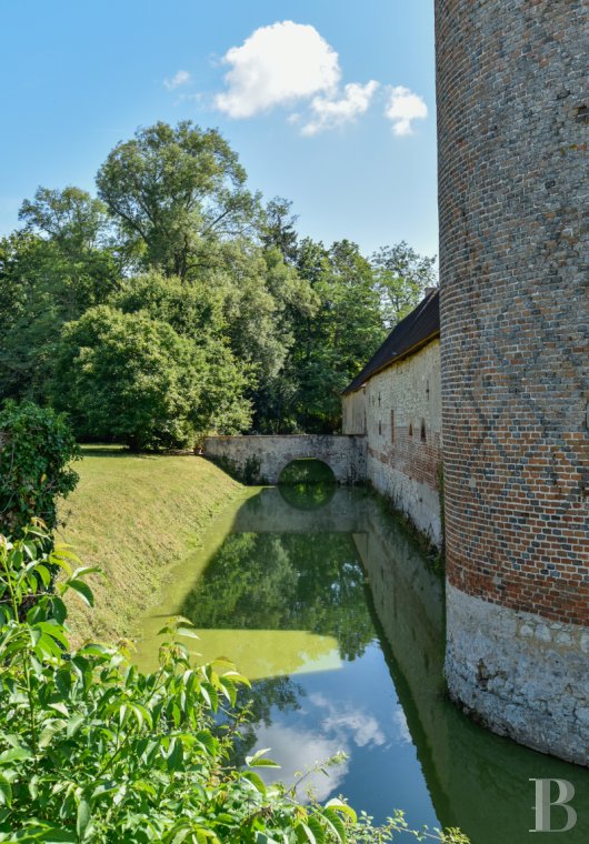 A family château which is emblematic of the former Bourbonnais province, north of Moulins in the Allier department - photo  n°2