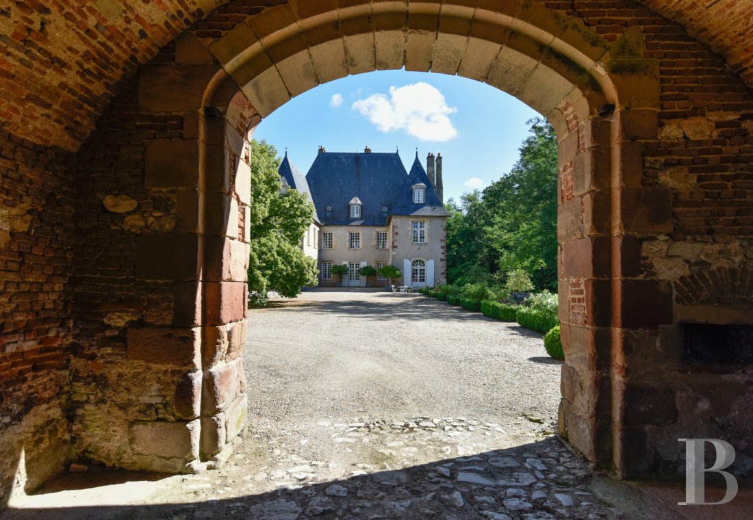 A family château which is emblematic of the former Bourbonnais province, north of Moulins in the Allier department - photo  n°8