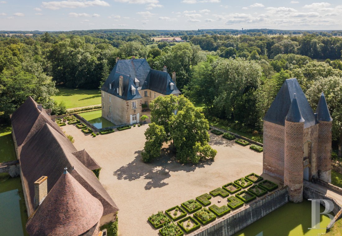 A family château which is emblematic of the former Bourbonnais province, north of Moulins in the Allier department - photo  n°40