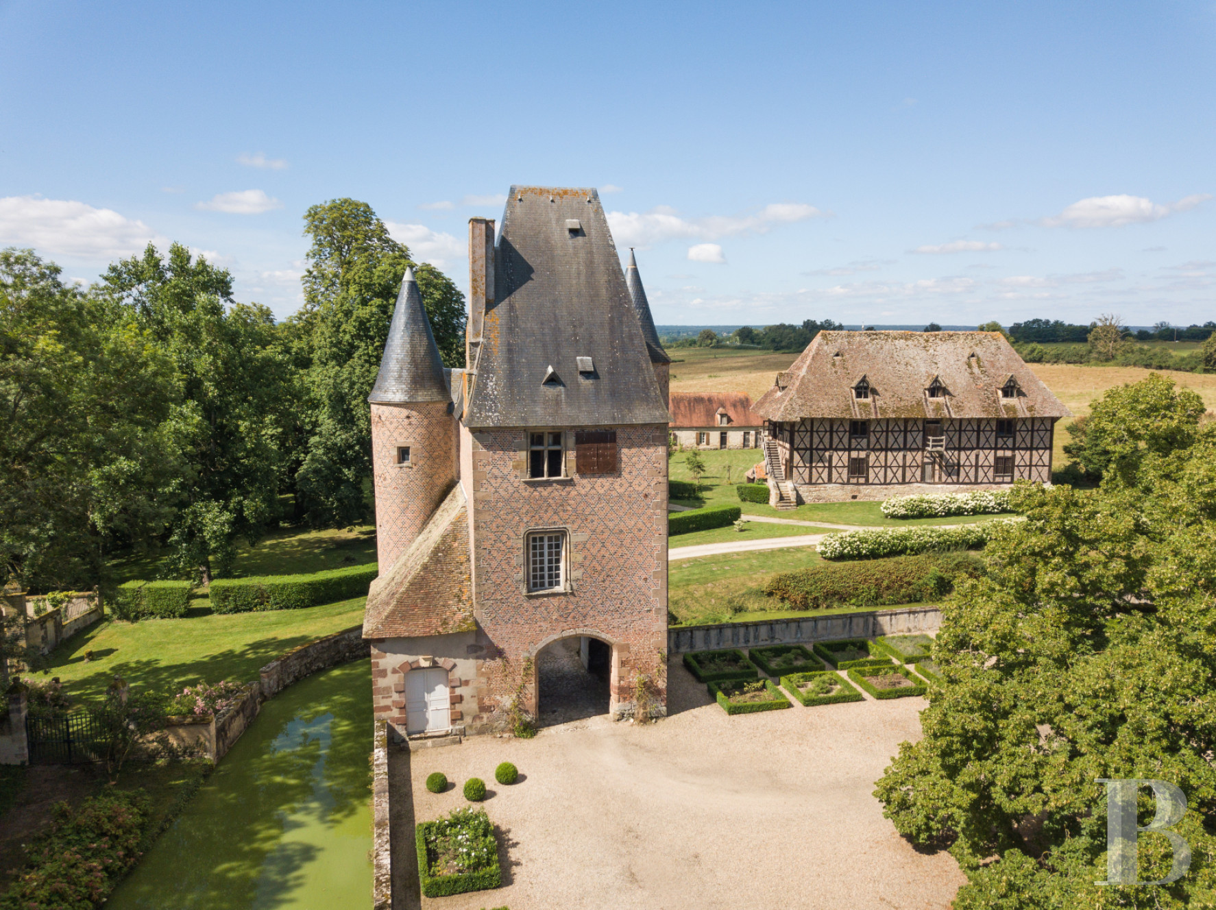 Dans l’Allier, au nord de Moulins, un château de famille emblématique de l’ancienne province du Bourbonnais - photo  n°1