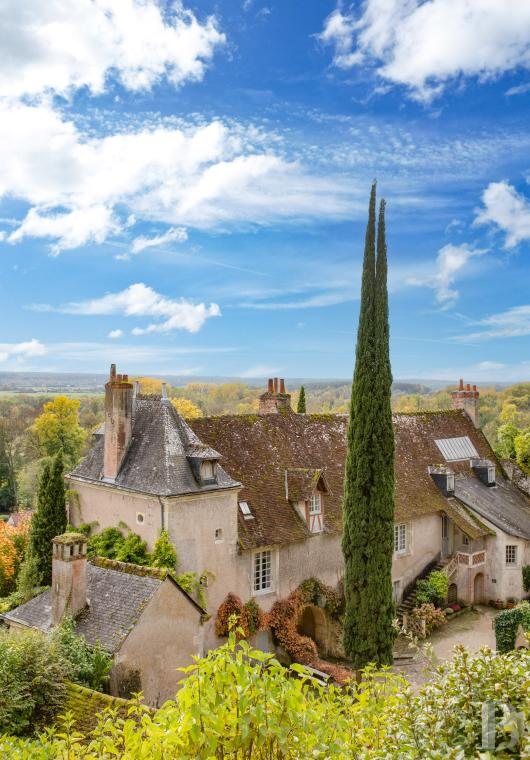 En Indre-et-Loire, sur les hauteurs d’un village, près d’Amboise, un château et son hameau en bordure de forêt - photo  n°2