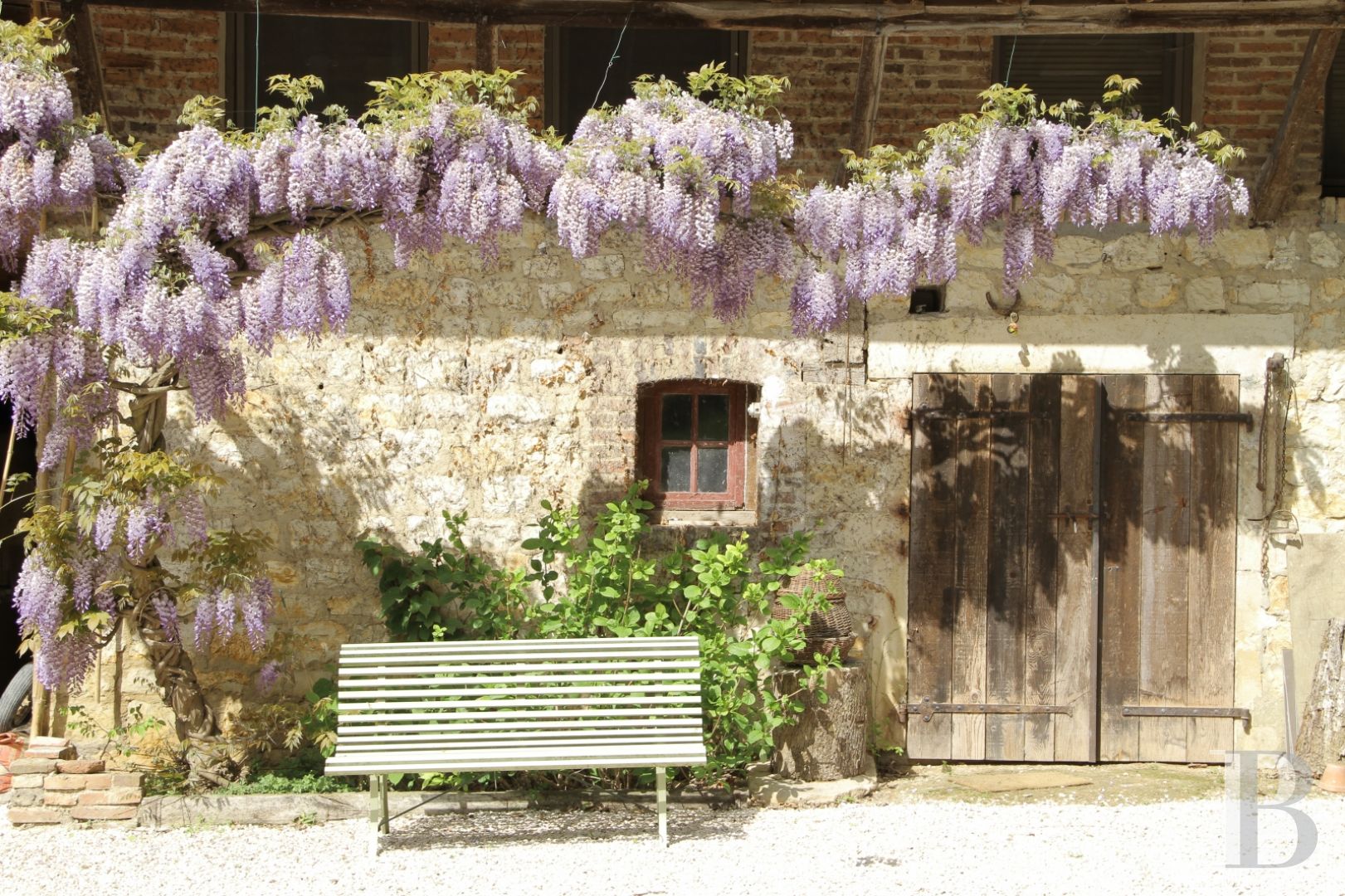 En Bourgogne du sud, à équidistance de Dijon, Genève et Lyon,  une ancienne ferme transformée en maison et table d’hôtes de grand charme - photo  n°14