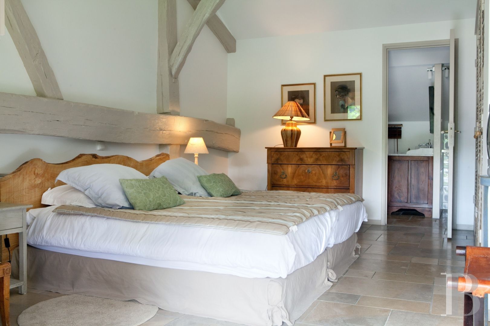 En Bourgogne du sud, à équidistance de Dijon, Genève et Lyon,  une ancienne ferme transformée en maison et table d’hôtes de grand charme - photo  n°18