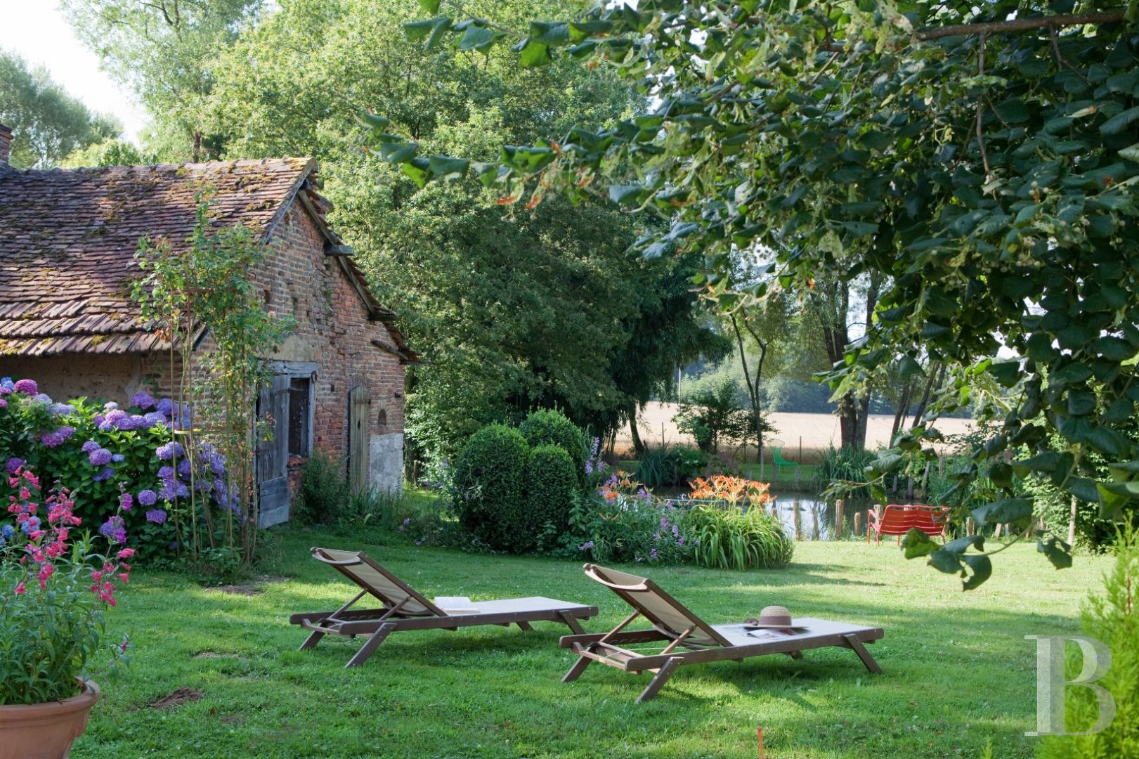En Bourgogne du sud, à équidistance de Dijon, Genève et Lyon,  une ancienne ferme transformée en maison et table d’hôtes de grand charme - photo  n°9