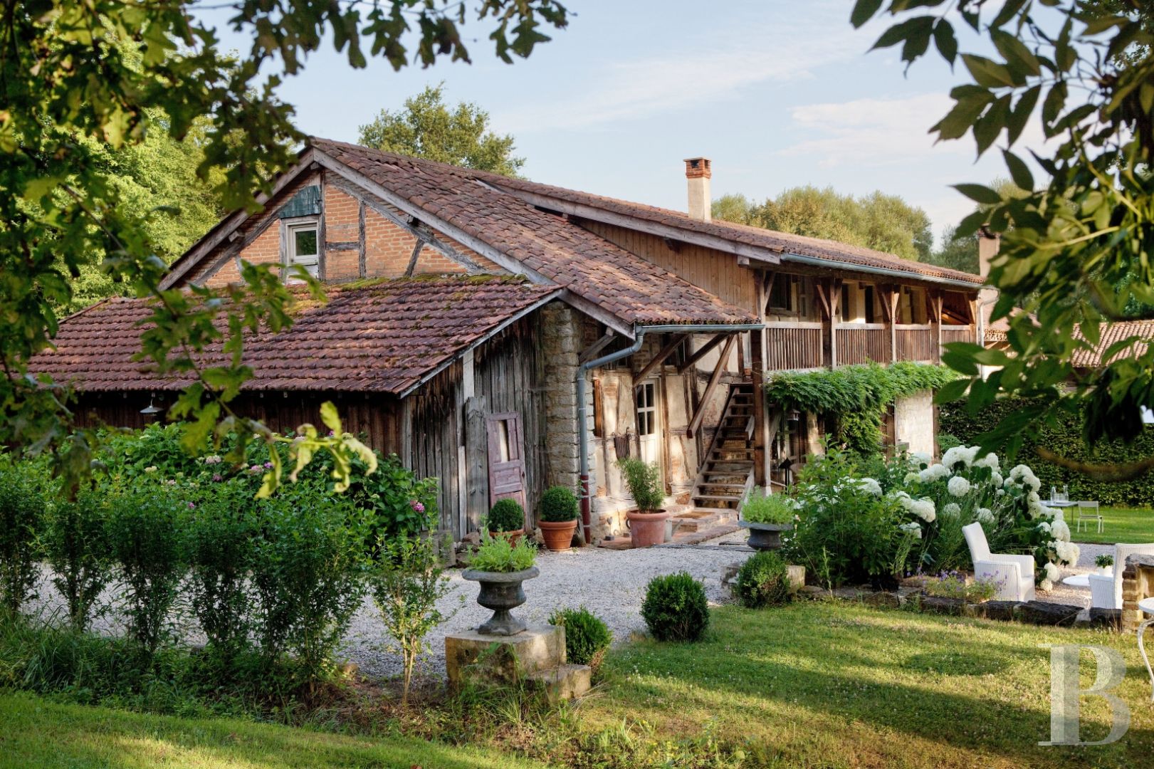 En Bourgogne du sud, à équidistance de Dijon, Genève et Lyon,  une ancienne ferme transformée en maison et table d’hôtes de grand charme - photo  n°1