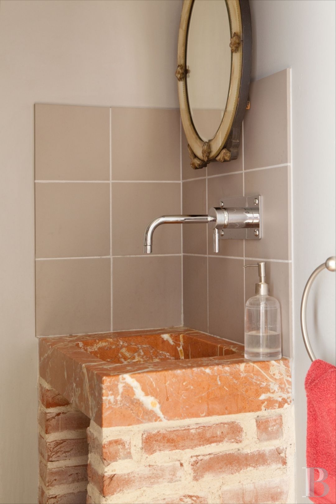 En Bourgogne du sud, à équidistance de Dijon, Genève et Lyon,  une ancienne ferme transformée en maison et table d’hôtes de grand charme - photo  n°24