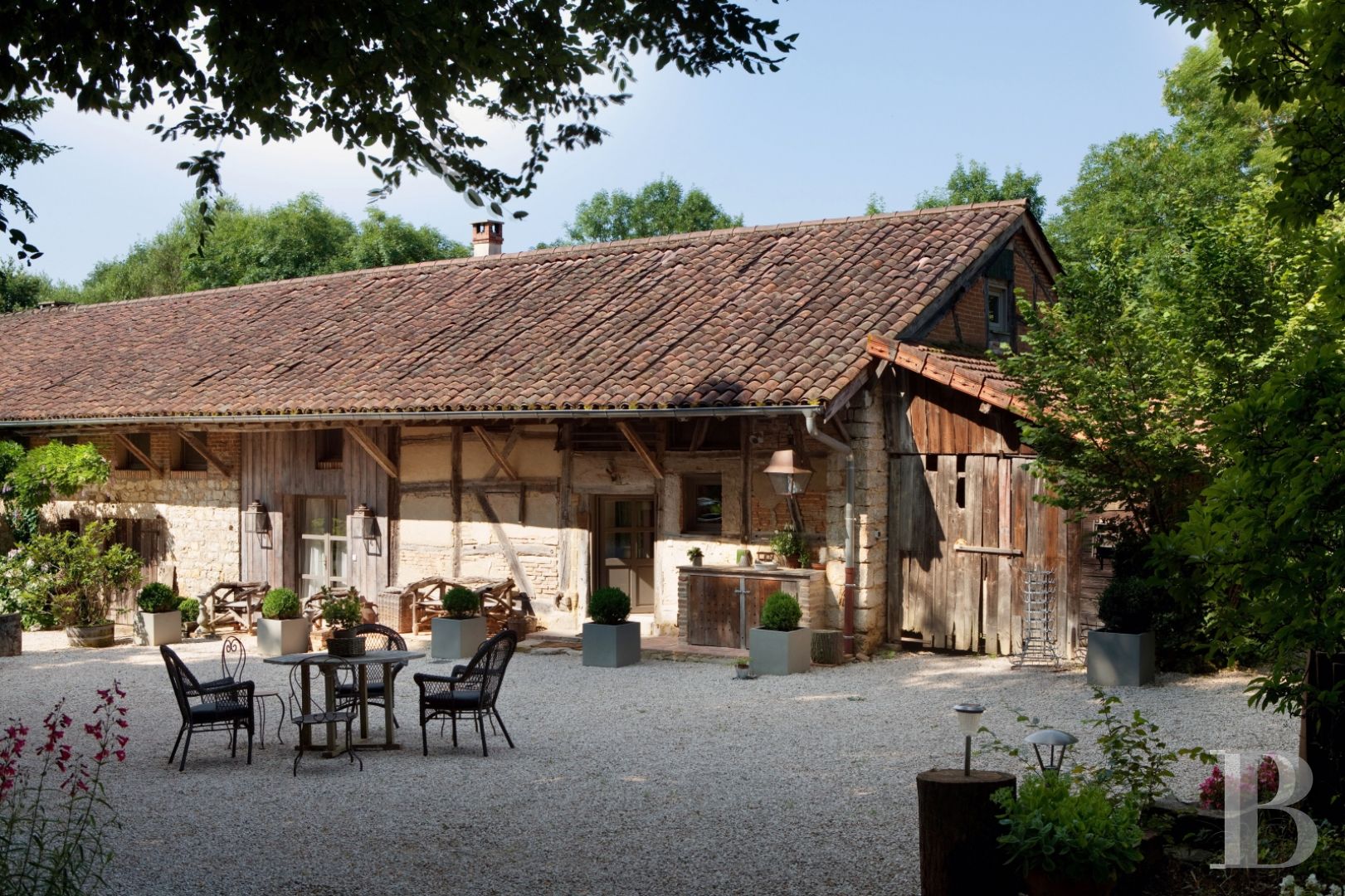 En Bourgogne du sud, à équidistance de Dijon, Genève et Lyon,  une ancienne ferme transformée en maison et table d’hôtes de grand charme - photo  n°4
