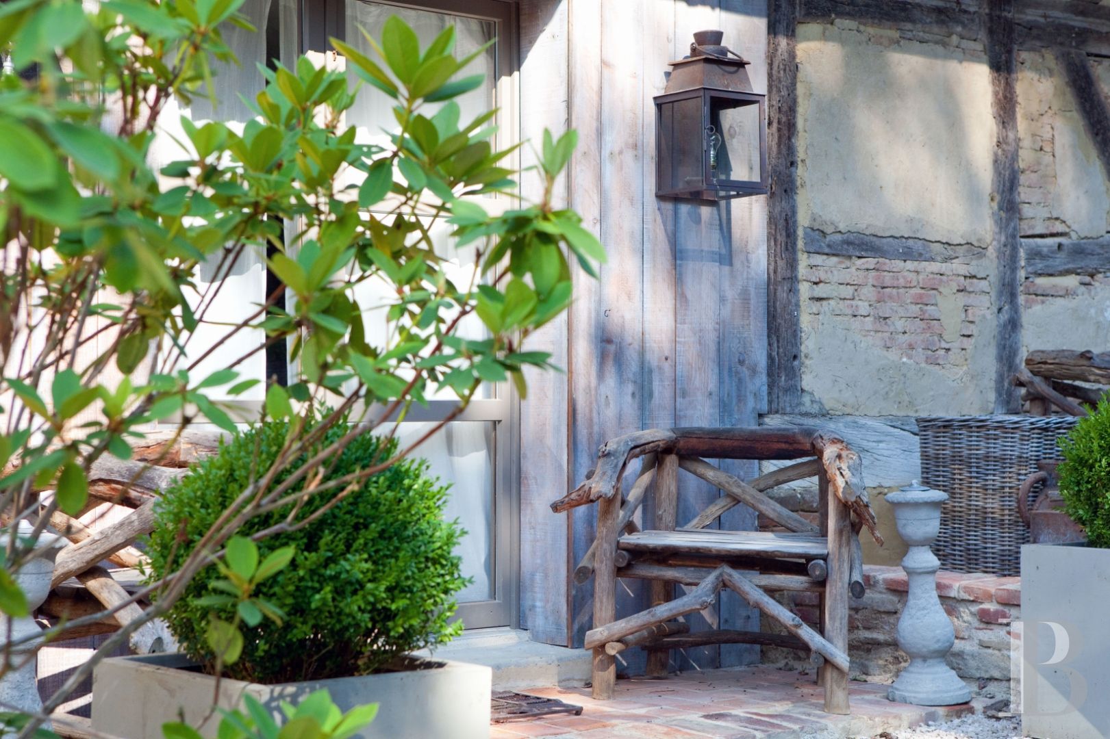 En Bourgogne du sud, à équidistance de Dijon, Genève et Lyon,  une ancienne ferme transformée en maison et table d’hôtes de grand charme - photo  n°17