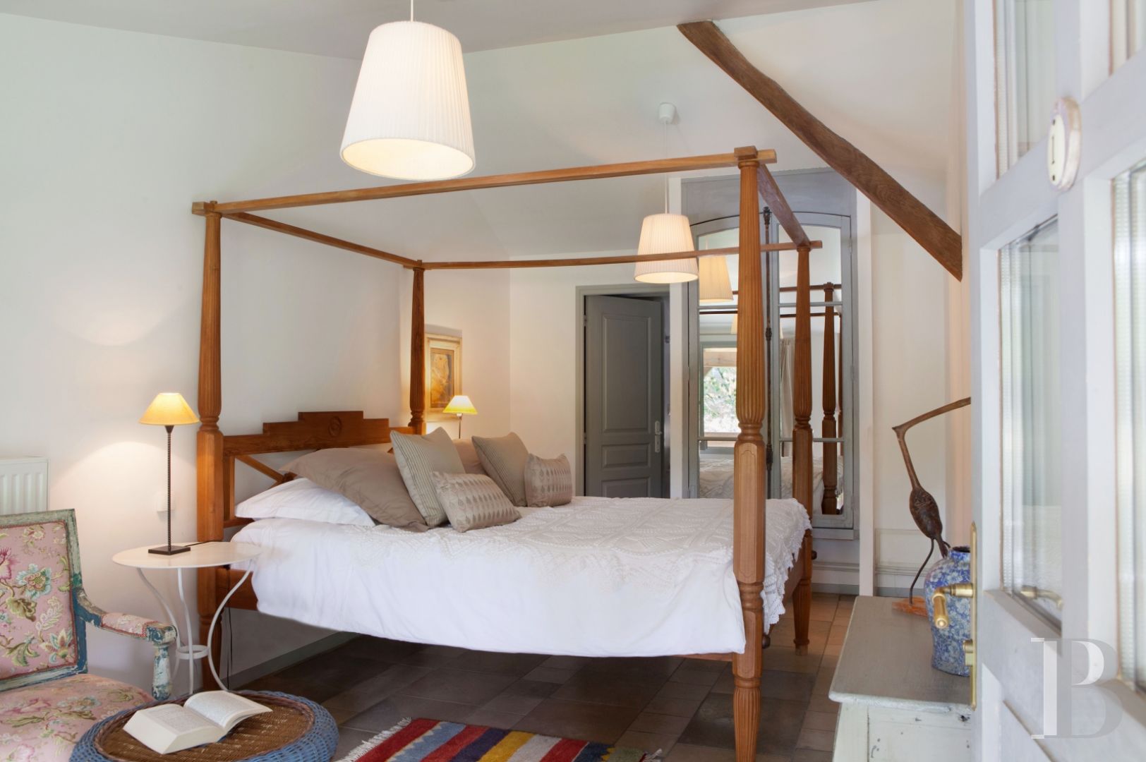 En Bourgogne du sud, à équidistance de Dijon, Genève et Lyon,  une ancienne ferme transformée en maison et table d’hôtes de grand charme - photo  n°21