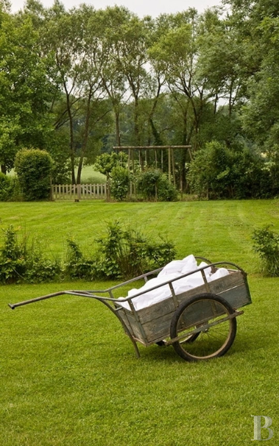 En Bourgogne du sud, à équidistance de Dijon, Genève et Lyon,  une ancienne ferme transformée en maison et table d’hôtes de grand charme - photo  n°2