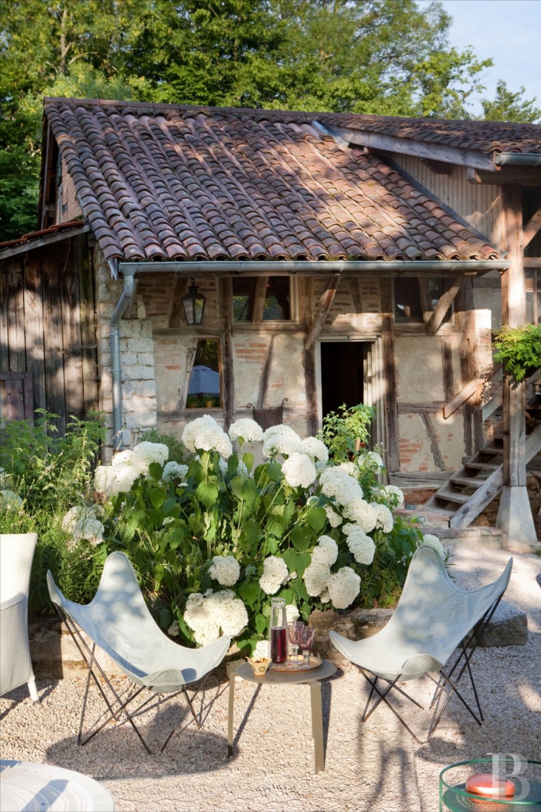En Bourgogne du sud, à équidistance de Dijon, Genève et Lyon,  une ancienne ferme transformée en maison et table d’hôtes de grand charme - photo  n°3