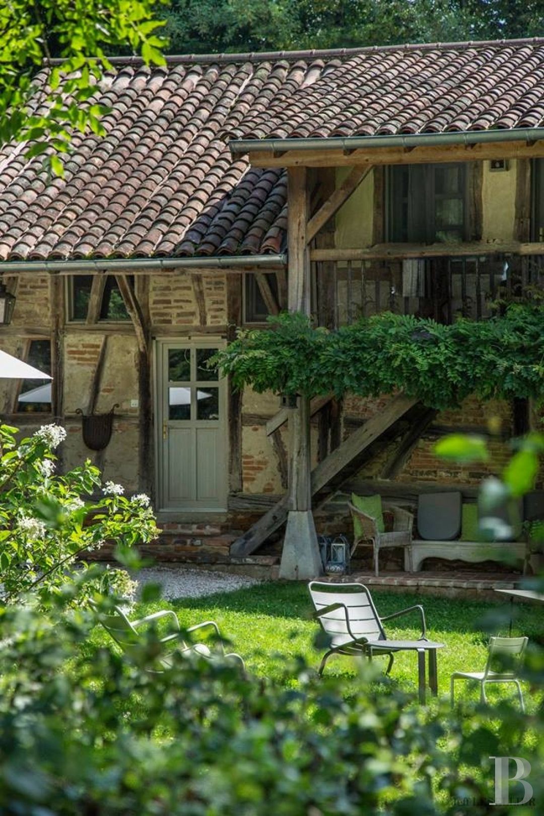 En Bourgogne du sud, à équidistance de Dijon, Genève et Lyon,  une ancienne ferme transformée en maison et table d’hôtes de grand charme - photo  n°12