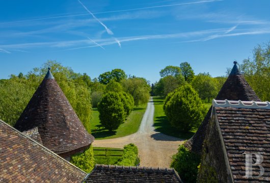 An old fortified farm, now a large family home and its outbuildings,  in 9 ha of woods and meadows very near to Verneuil-sur-Avre in the Perche region