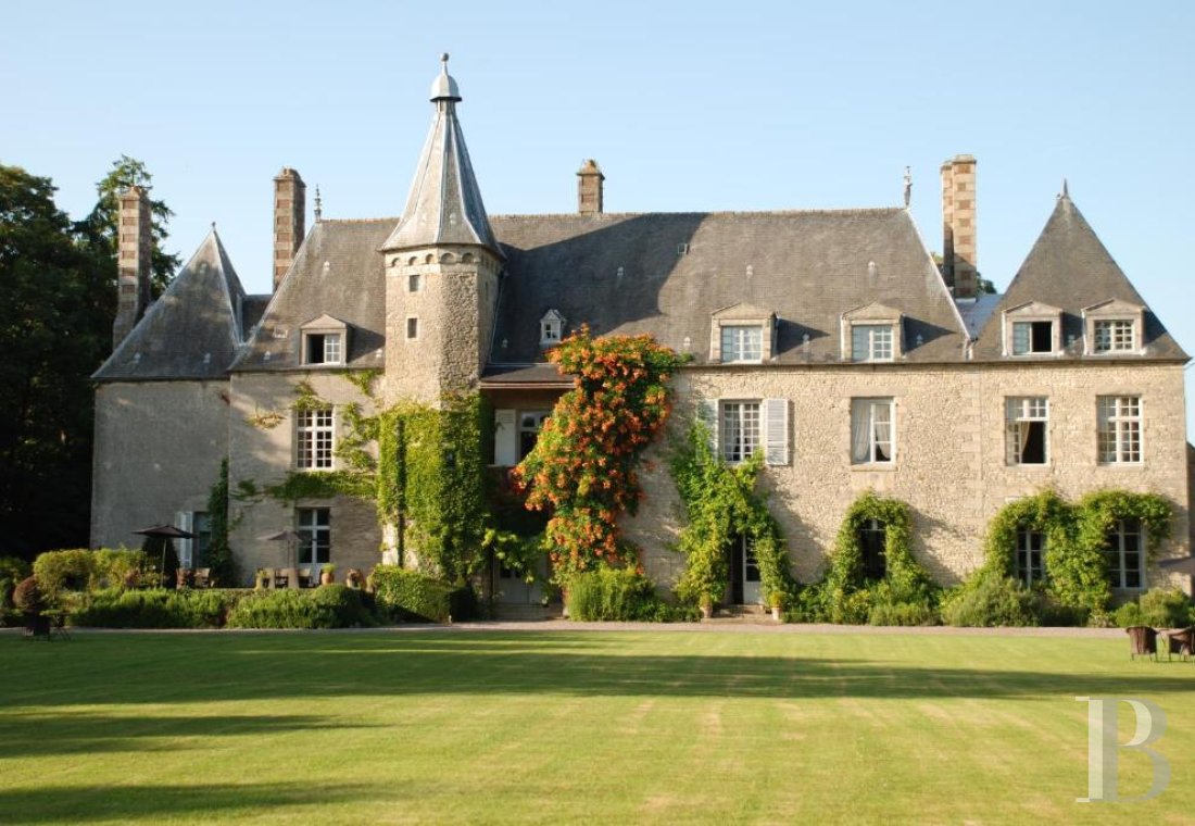 A Renaissance chateau in ten hectares of grounds on the outskirts of Alençon in the Sarthe - photo  n°1