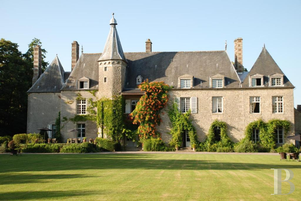 A Renaissance chateau in ten hectares of grounds on the outskirts of Alençon in the Sarthe - photo  n°1