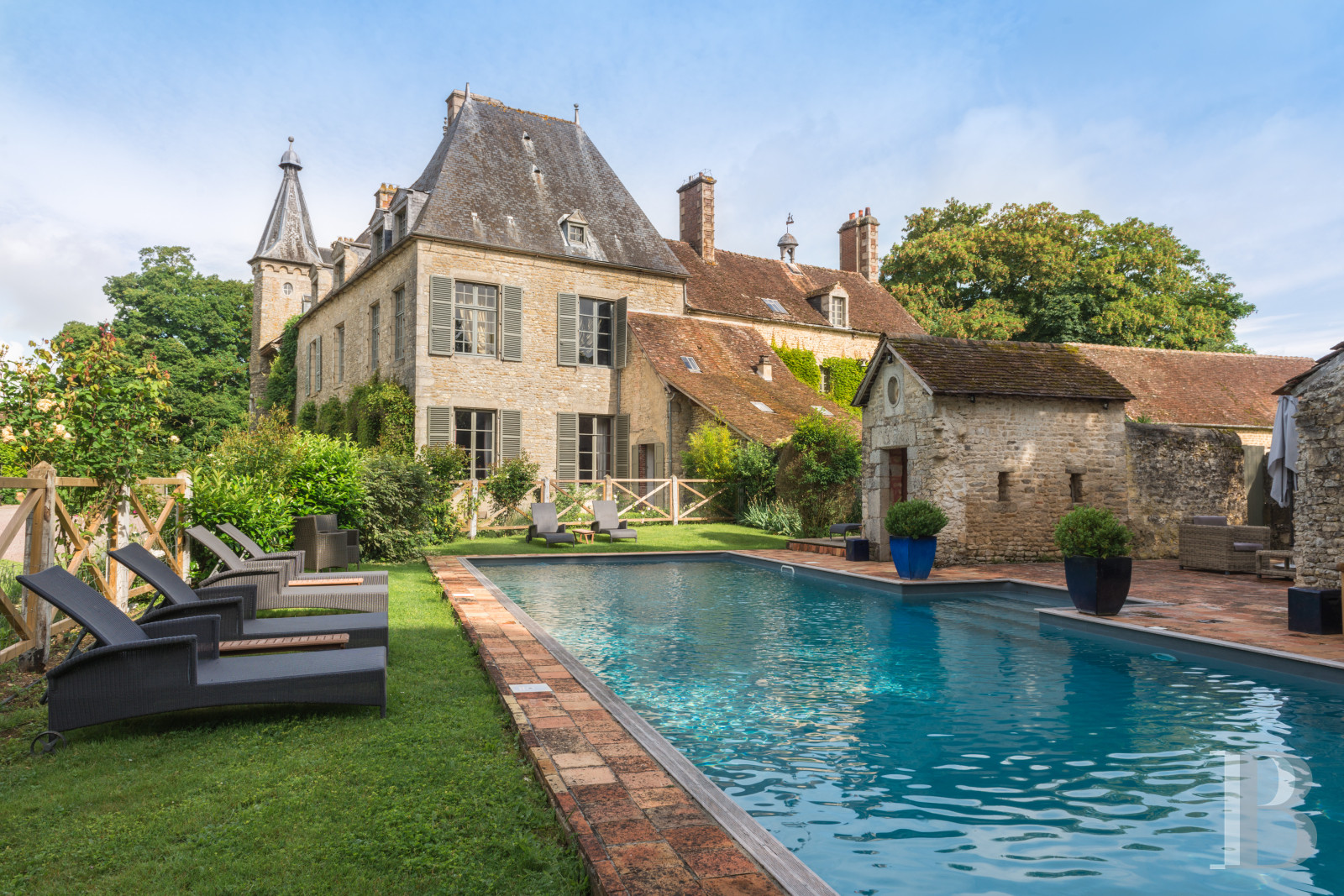 A Renaissance chateau in ten hectares of grounds on the outskirts of Alençon in the Sarthe - photo  n°2