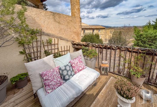 paca - En sud-Luberon, dans l’un des « Plus beaux villages de France »,  une ancienne auberge royale du 16e s. entièrement rénovée