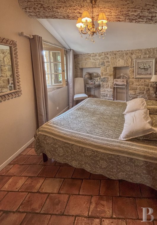 character properties France provence cote dazur   - 12