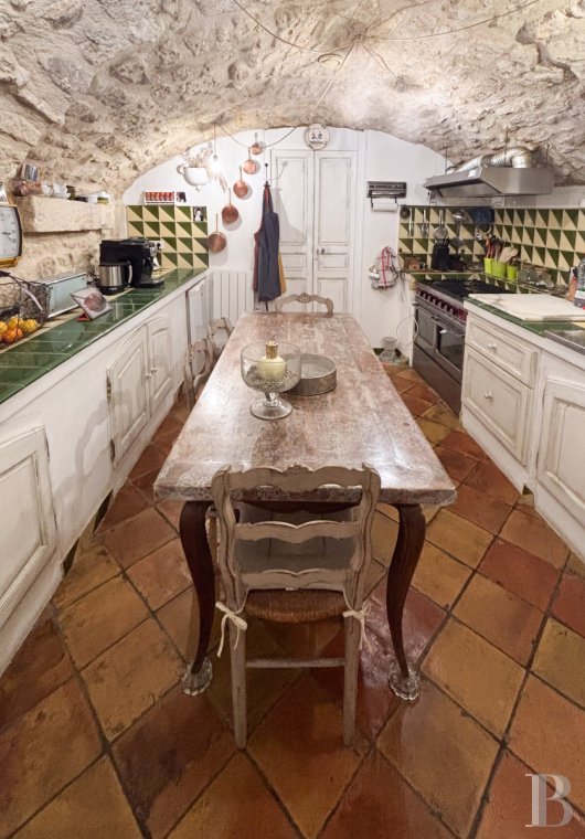 character properties France provence cote dazur   - 11