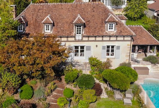 ile-de-france - A characterful house with an annexe and tree-dotted garden, in a commanding position in a town in France’s Val-d’Oise department, just north of Paris