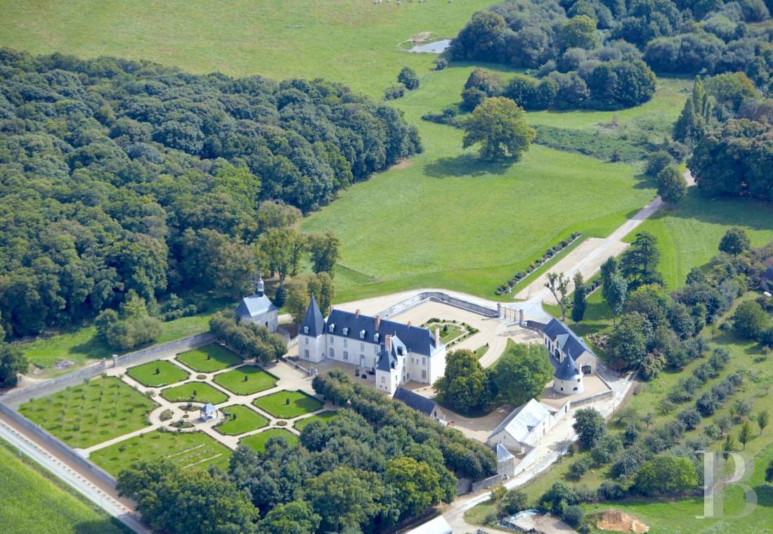 châteaux &agrave; vendre - pays-de-loire - Dans les Pays de la Loire, à 15 minutes de Laval, sur plus de 16 ha, un remarquable château du 18ème S. inscrit MH, entièrement restauré