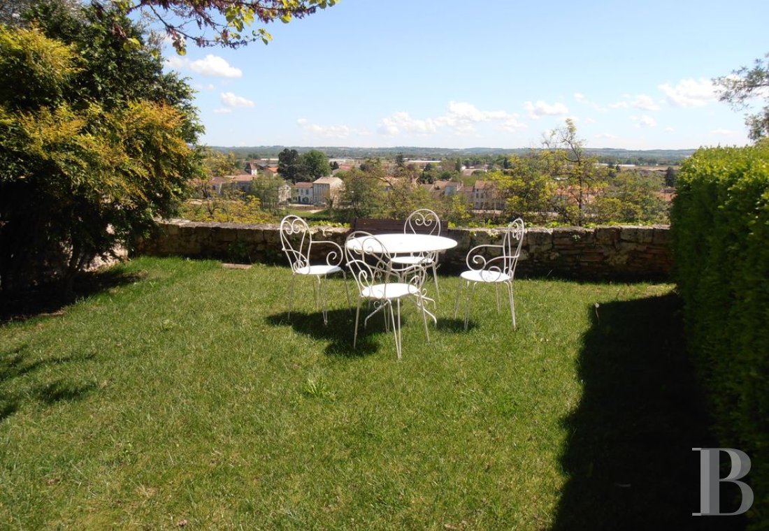 character properties France aquitaine   - 17