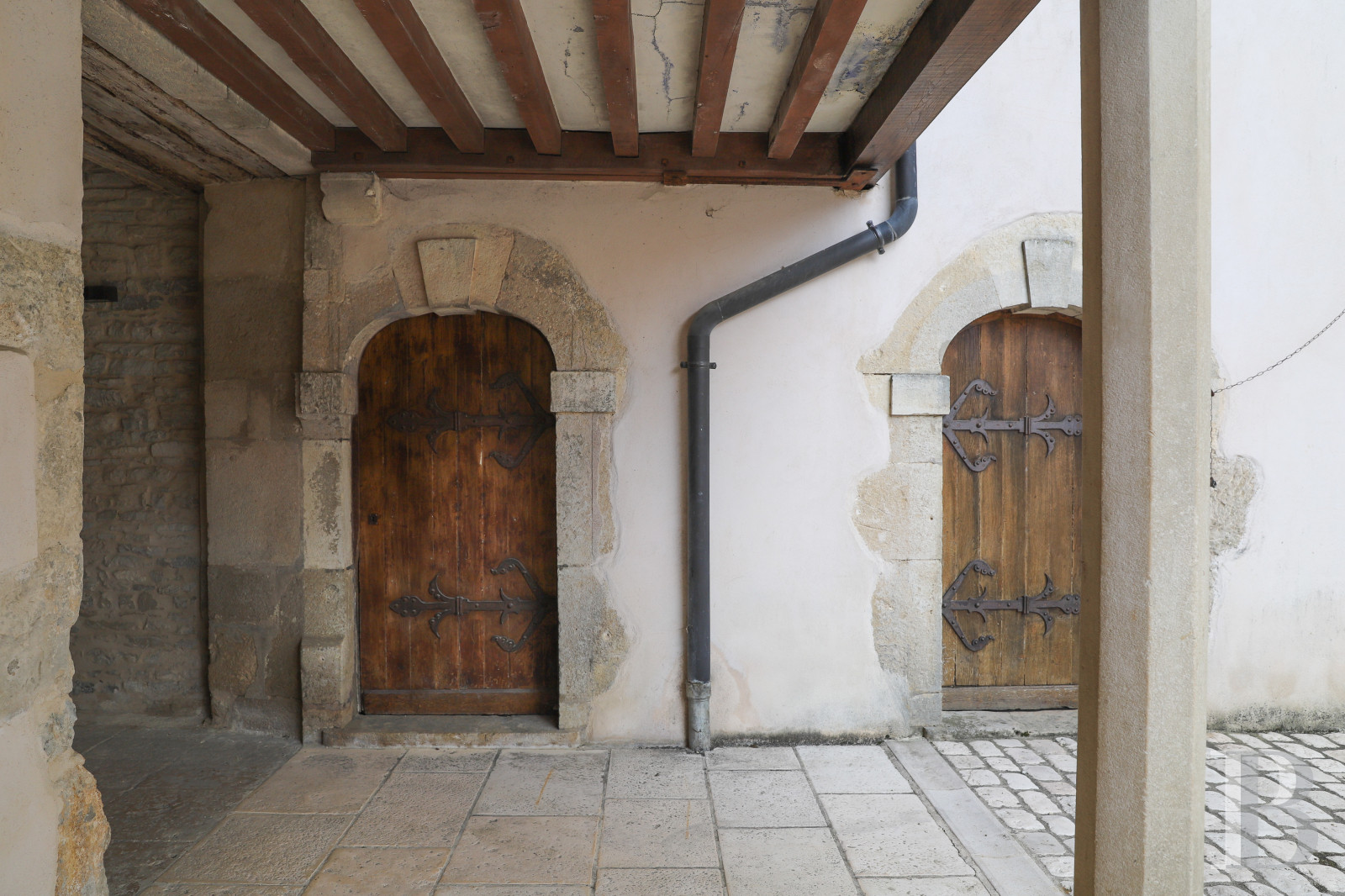 A wine estate and 16th century chateau  in the heart of Burgundy and the Auxey-Duresses vineyards - photo  n°8