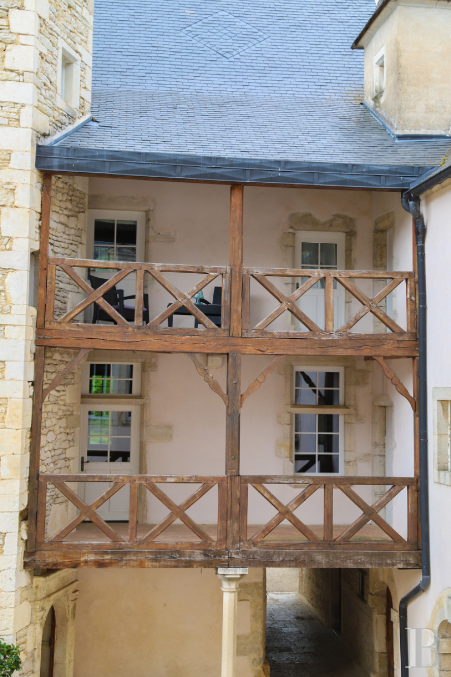 A wine estate and 16th century chateau  in the heart of Burgundy and the Auxey-Duresses vineyards - photo  n°3